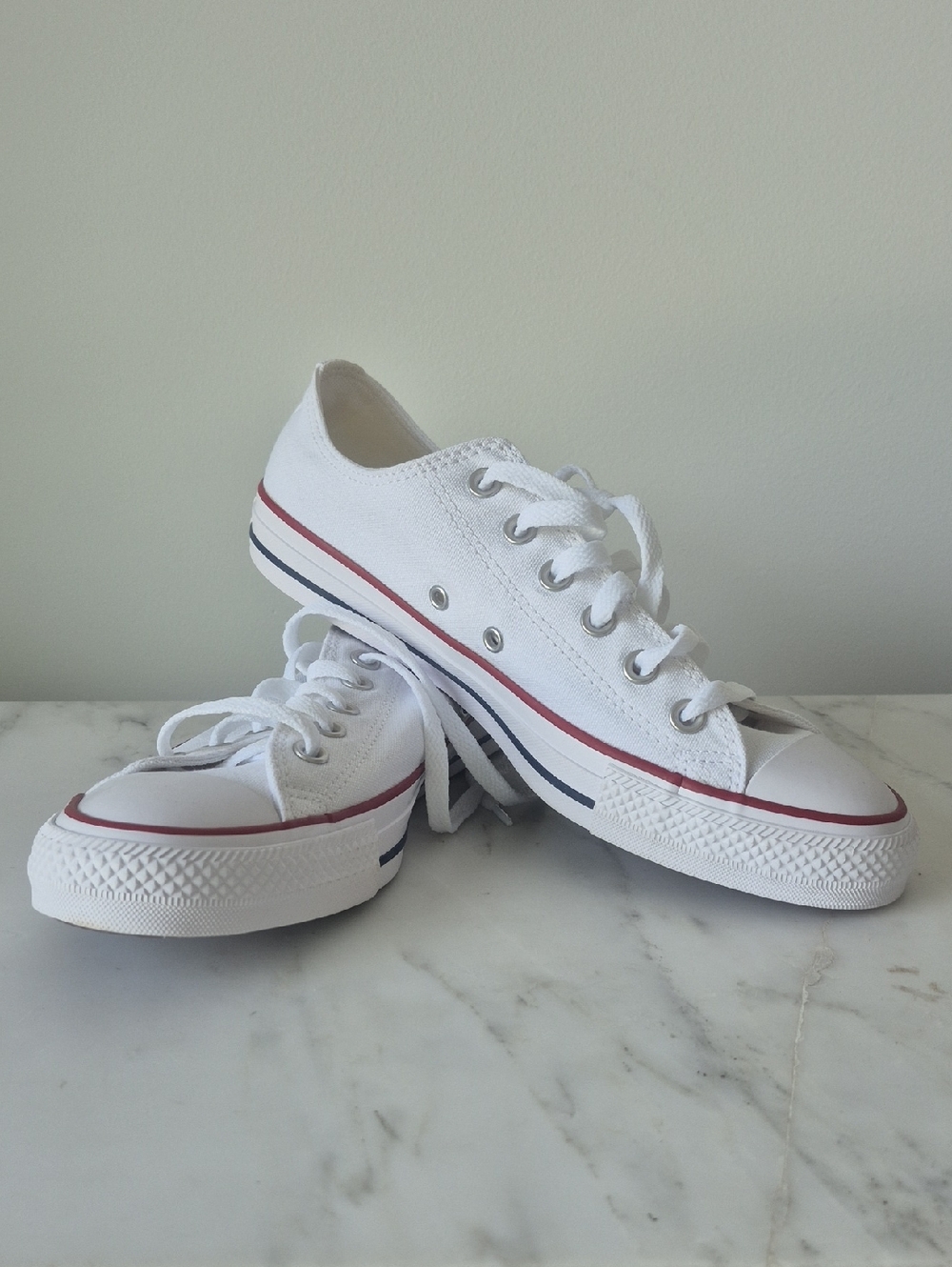Classic White Low-Top Athletic Sneakers with Red and Navy Stripe